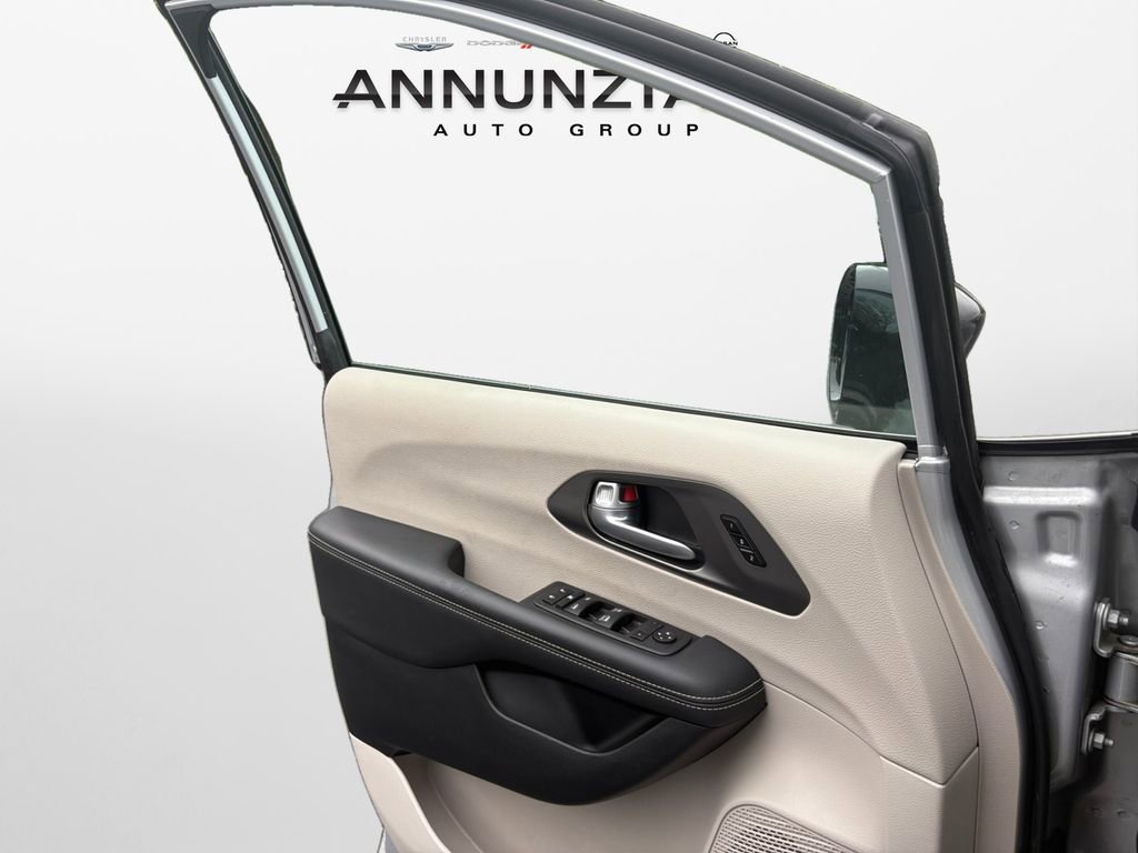 Certified 2024 Chrysler Pacifica Touring-L image 28