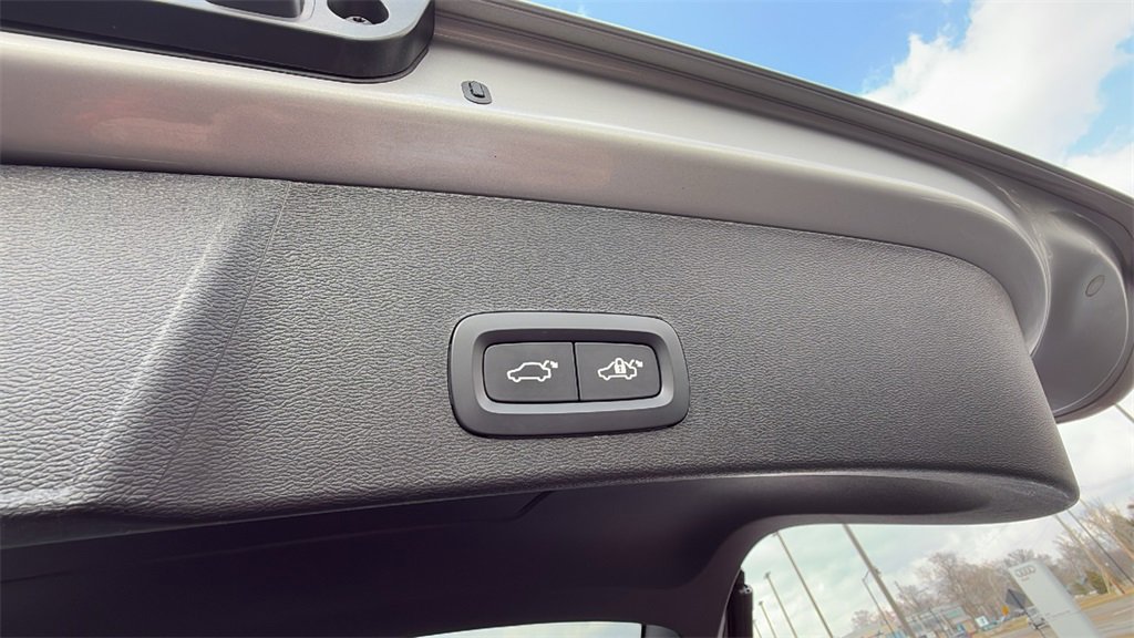 Certified 2025 Volvo XC40 B5 Plus image 30