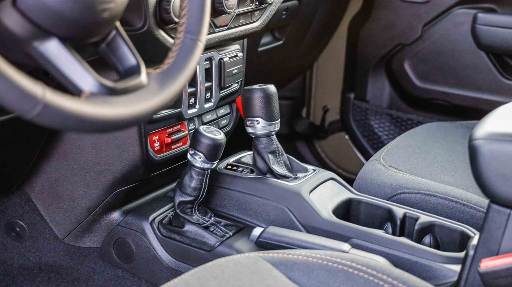 Used 2025 Jeep Wrangler Sport image 23