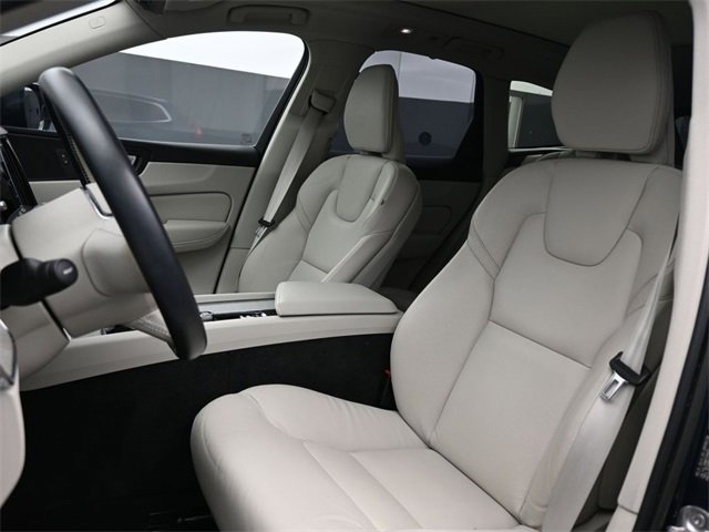 Used 2023 Volvo XC60 B5 Plus image 15