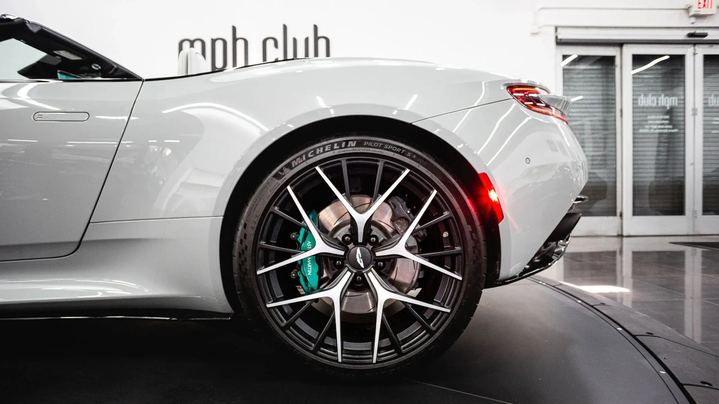 Used 2024 Aston Martin DB12 Convertible image 25