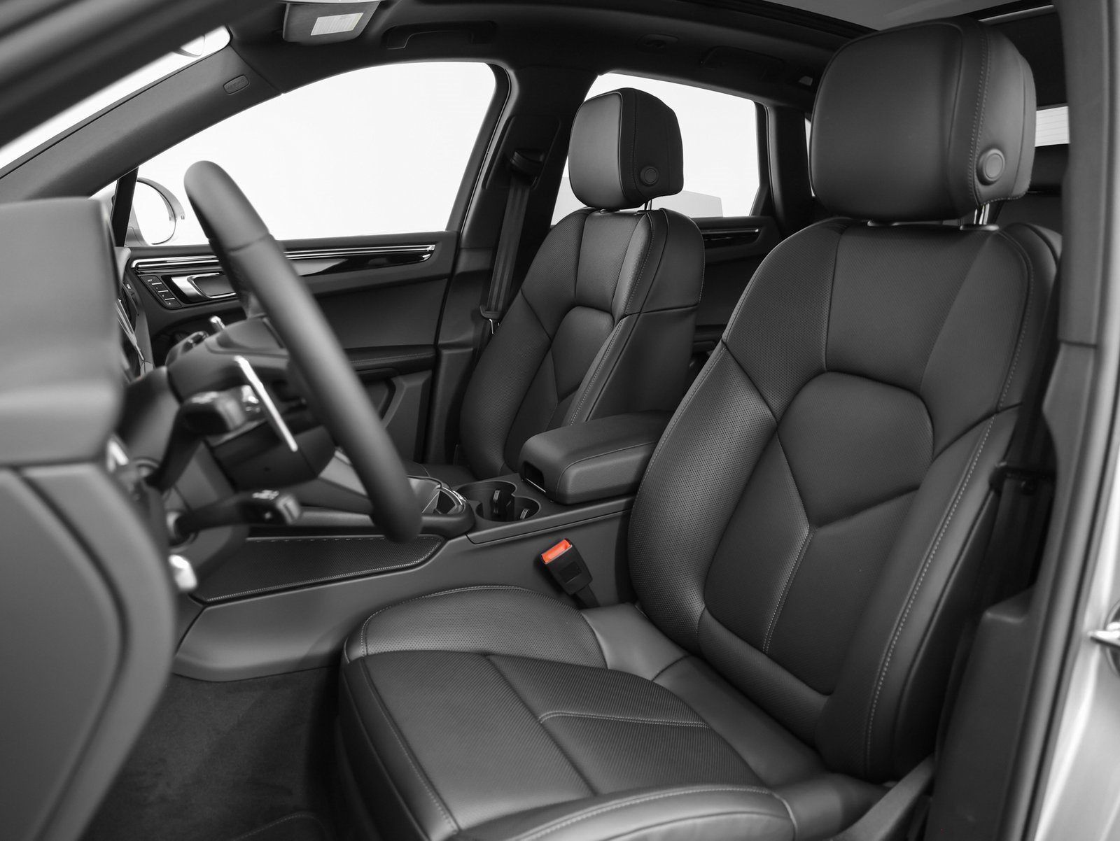 Certified 2025 Porsche Macan image 38