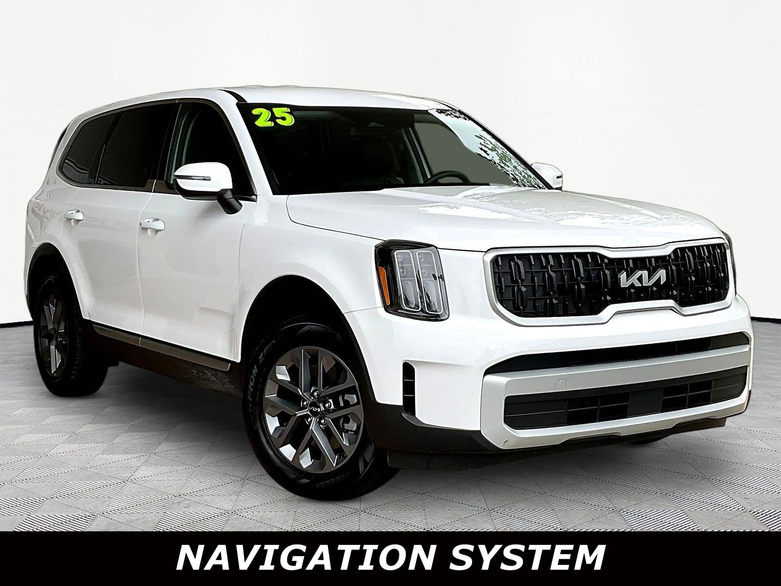 Used 2025 Kia Telluride LX FWD image 3