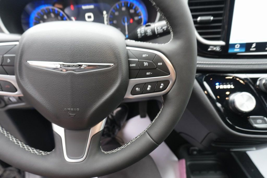 New 2026 Chrysler Pacifica Select image 24