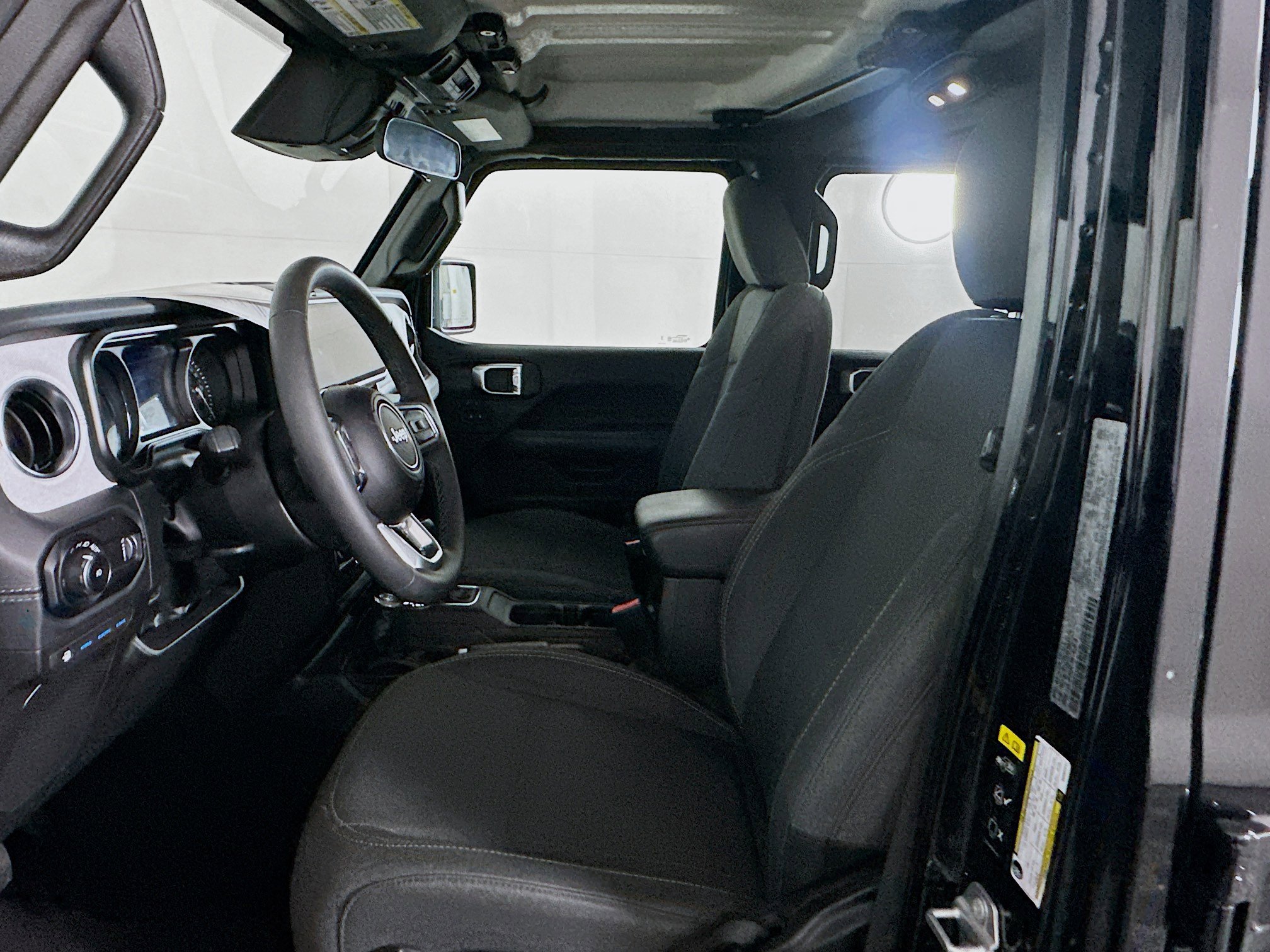 Used 2025 Jeep Wrangler Sahara image 13