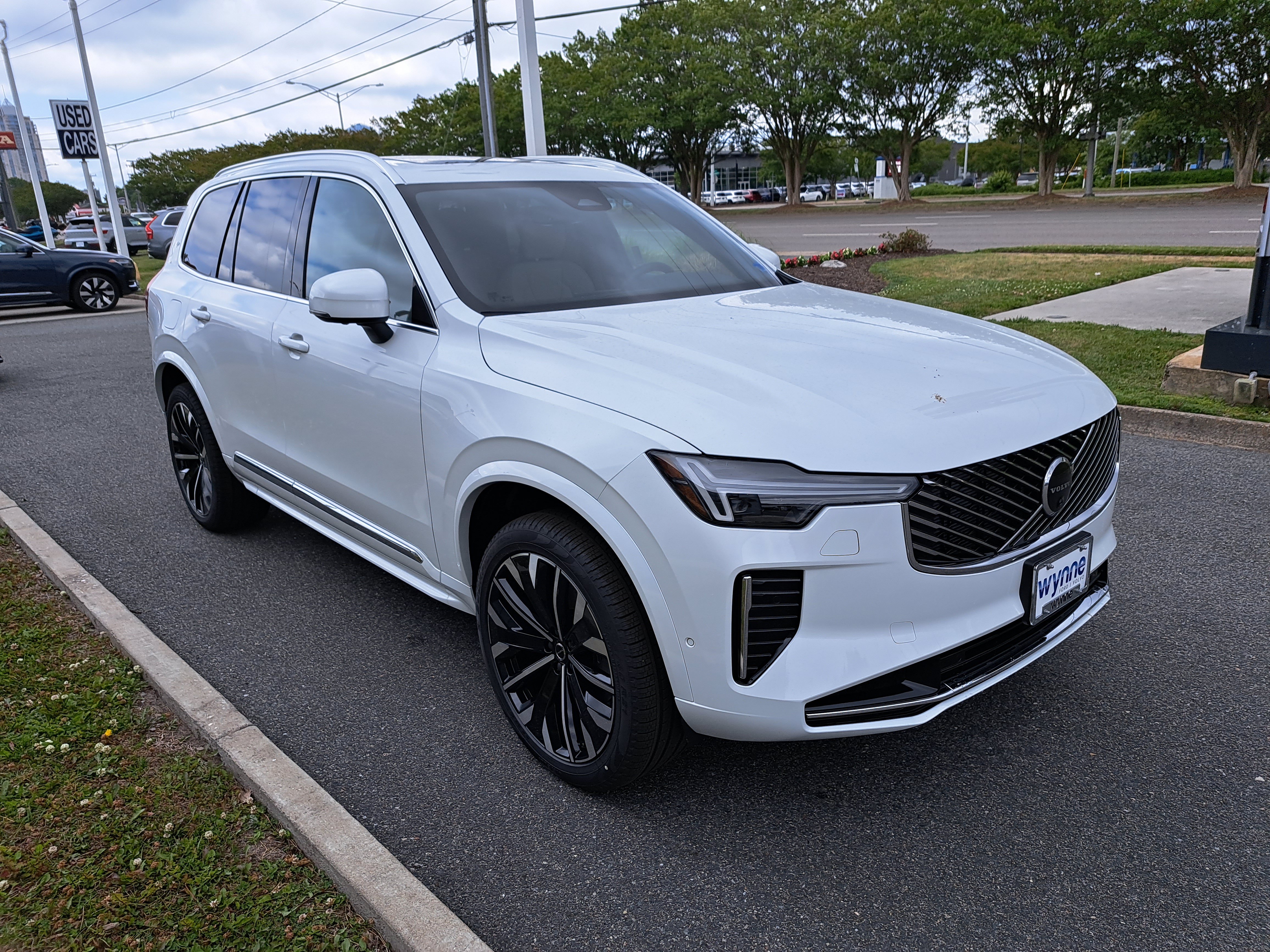 New 2026 Volvo XC90 B5 Plus w/ Protection Package Premier AWD/4WD image 2