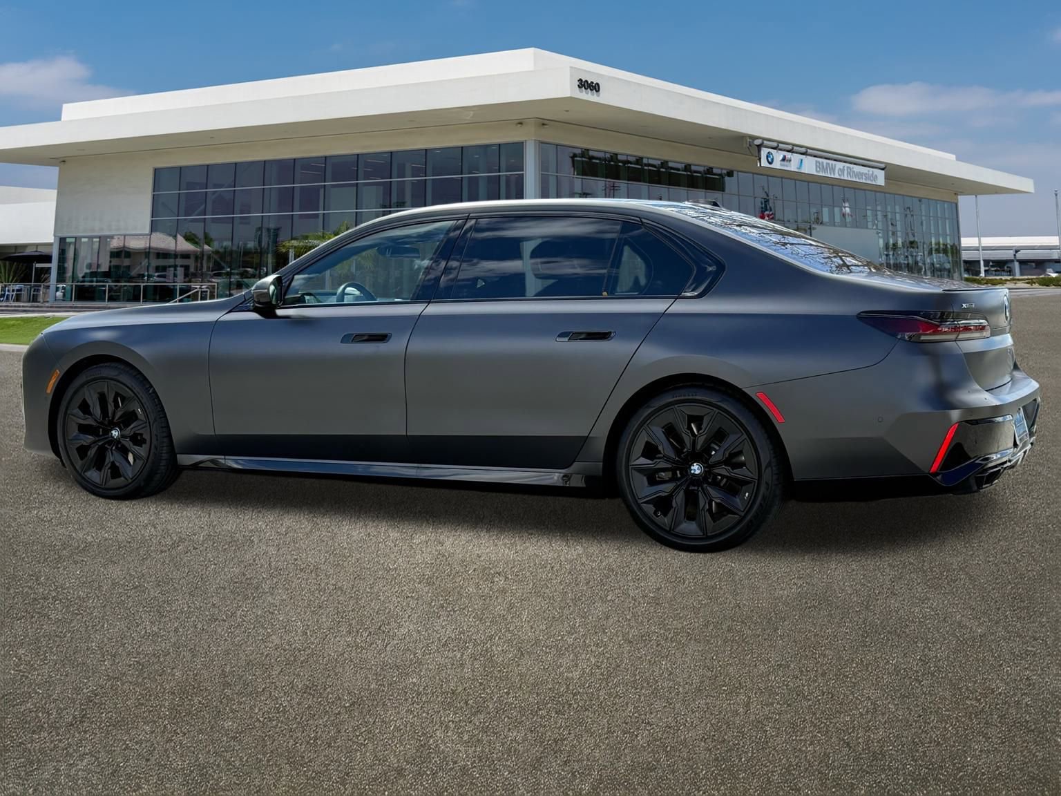 Used 2025 BMW 760i xDrive w/ Premium Package image 7