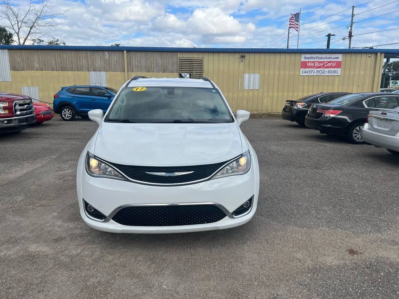 Used 2017 Chrysler Pacifica Touring-L FWD image 3
