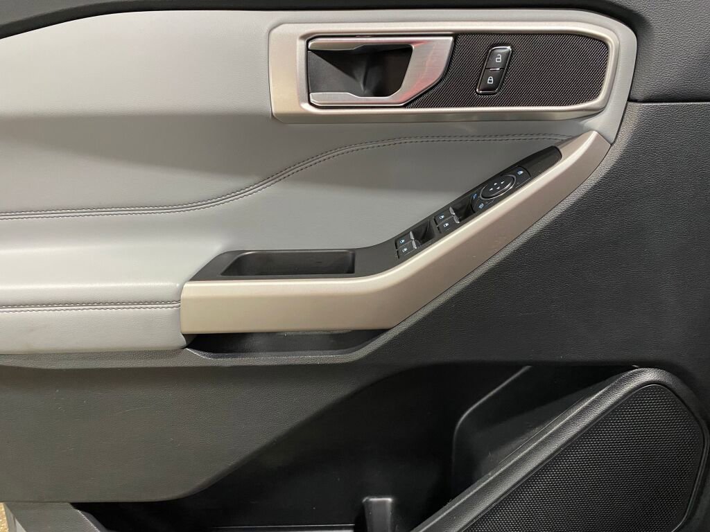 Used 2023 Ford Explorer XLT w/ Equipment Group 202A image 6