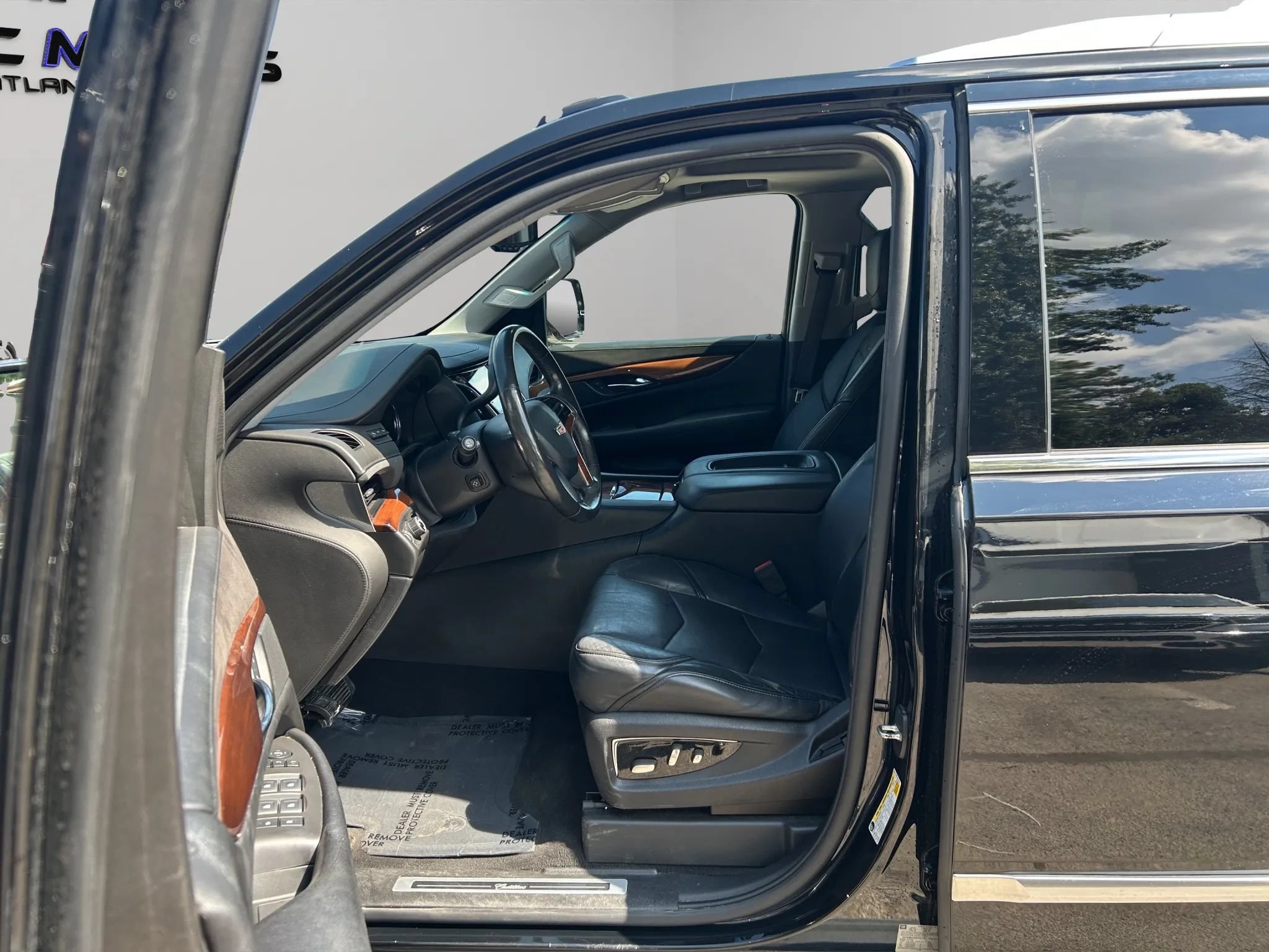 Used 2016 Cadillac Escalade Luxury RWD image 15