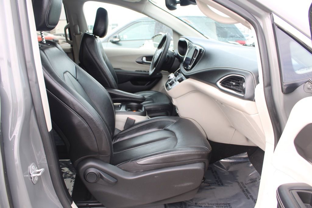 Used 2022 Chrysler Pacifica Touring-L image 18
