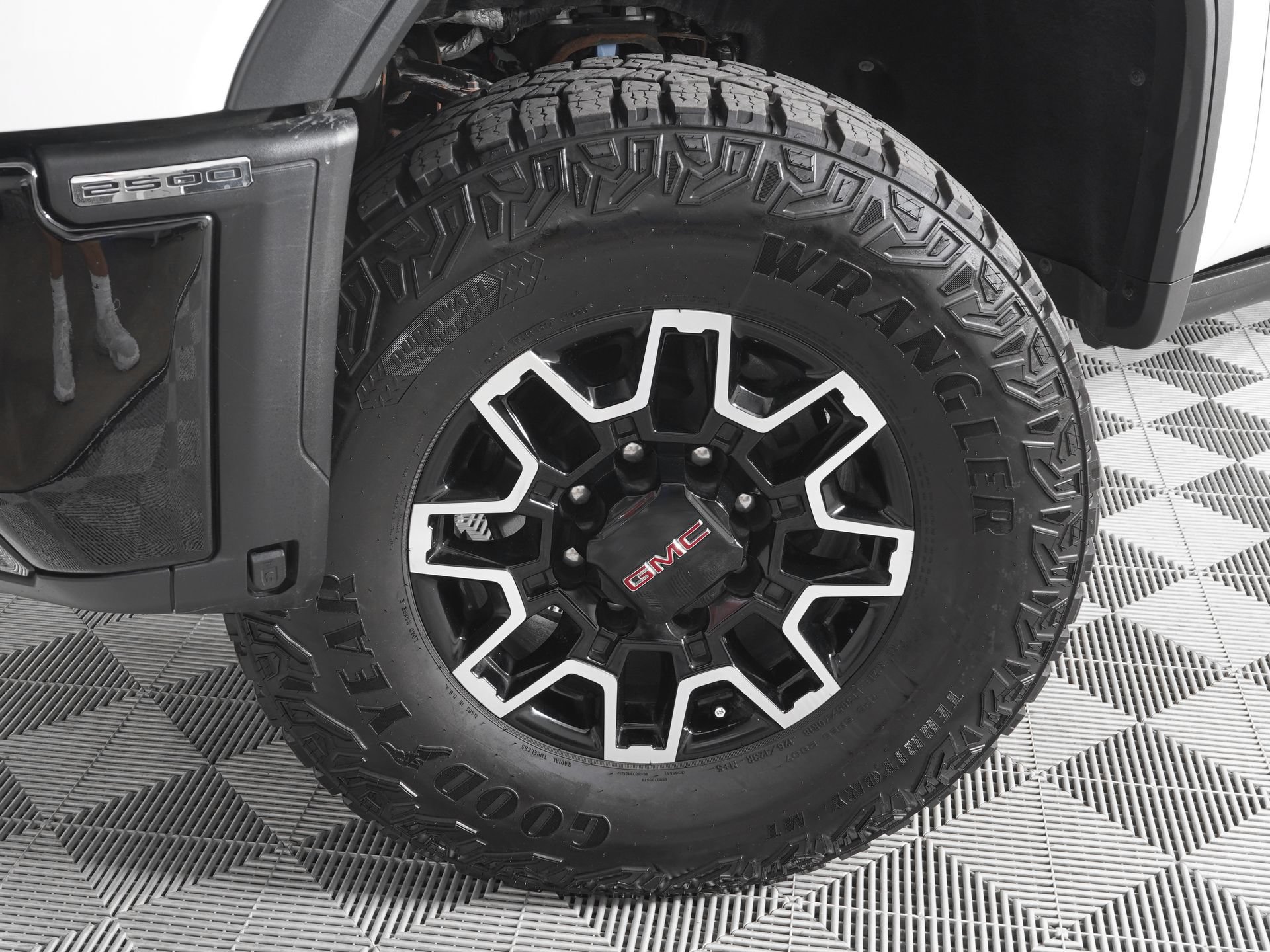 Used 2025 GMC Sierra 2500 AT4X AWD/4WD image 32