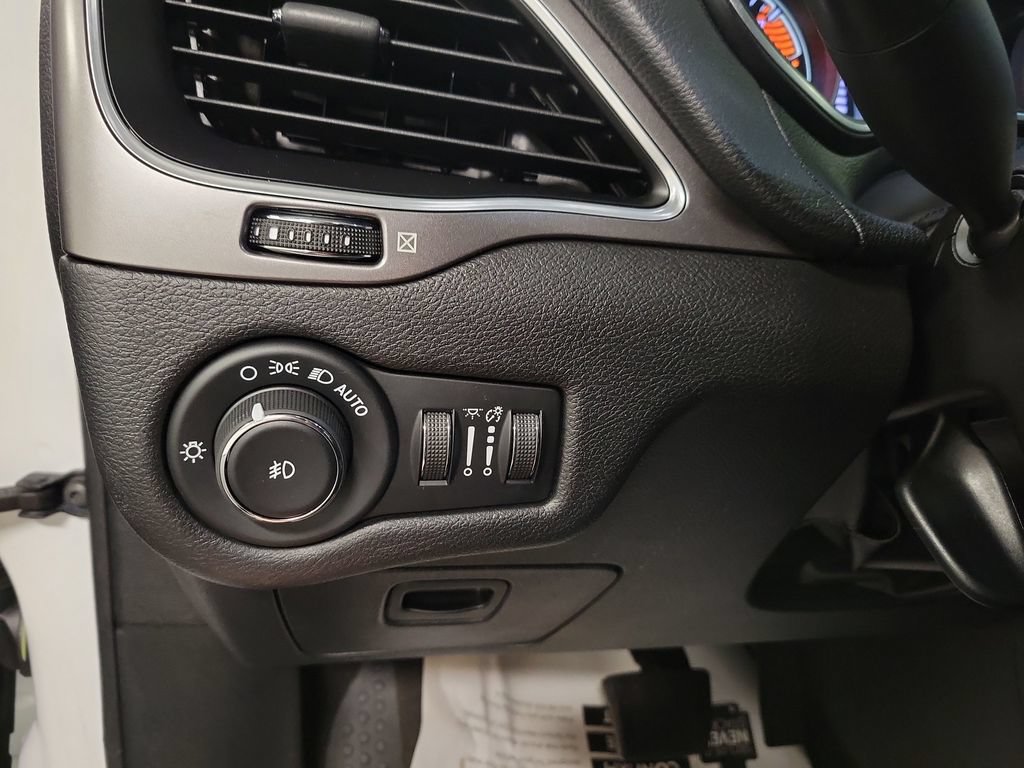 Used 2020 Jeep Cherokee Latitude Plus w/ Cold Weather Group FWD image 27