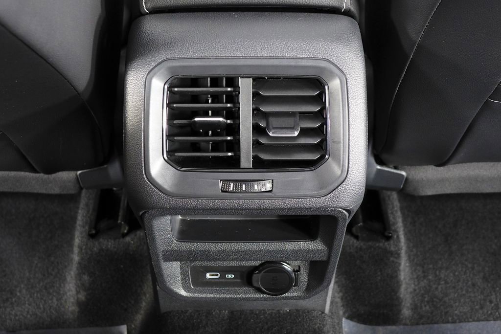 Used 2024 Volkswagen Tiguan SE w/ Panoramic Sunroof Package image 24