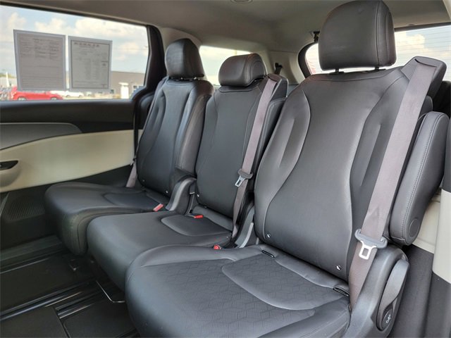 Used 2023 Kia Carnival LX image 21