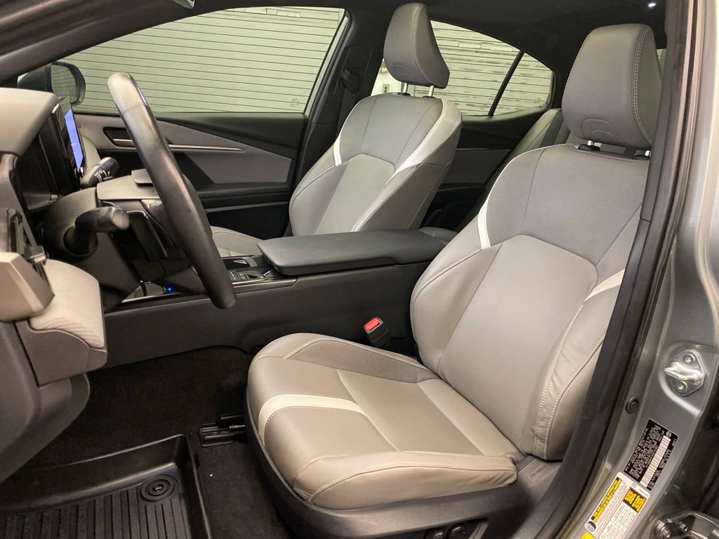 Used 2025 Toyota Camry SE w/ Convenience Package FWD image 19