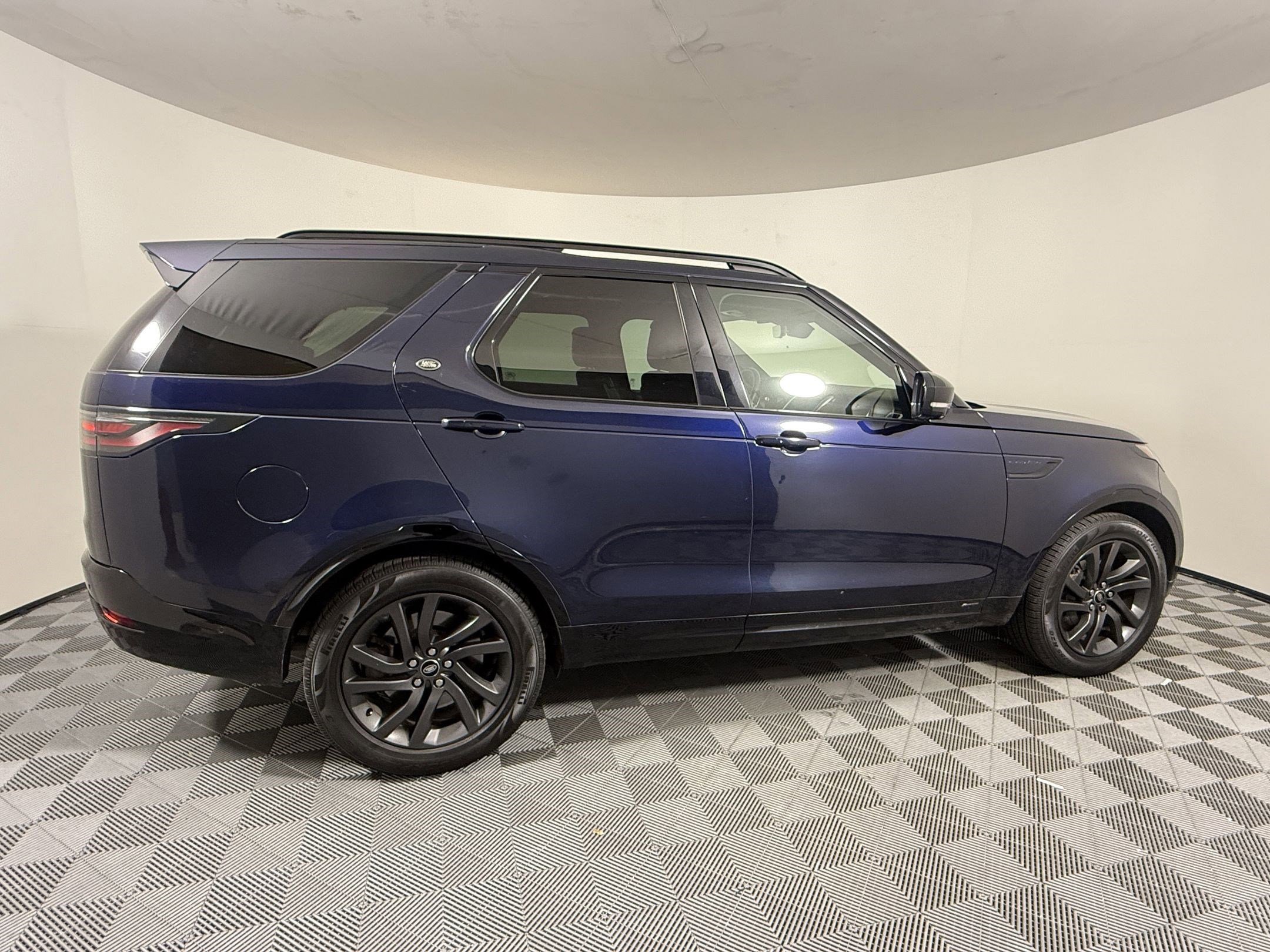 Used 2022 Land Rover Discovery S R-Dynamic image 7