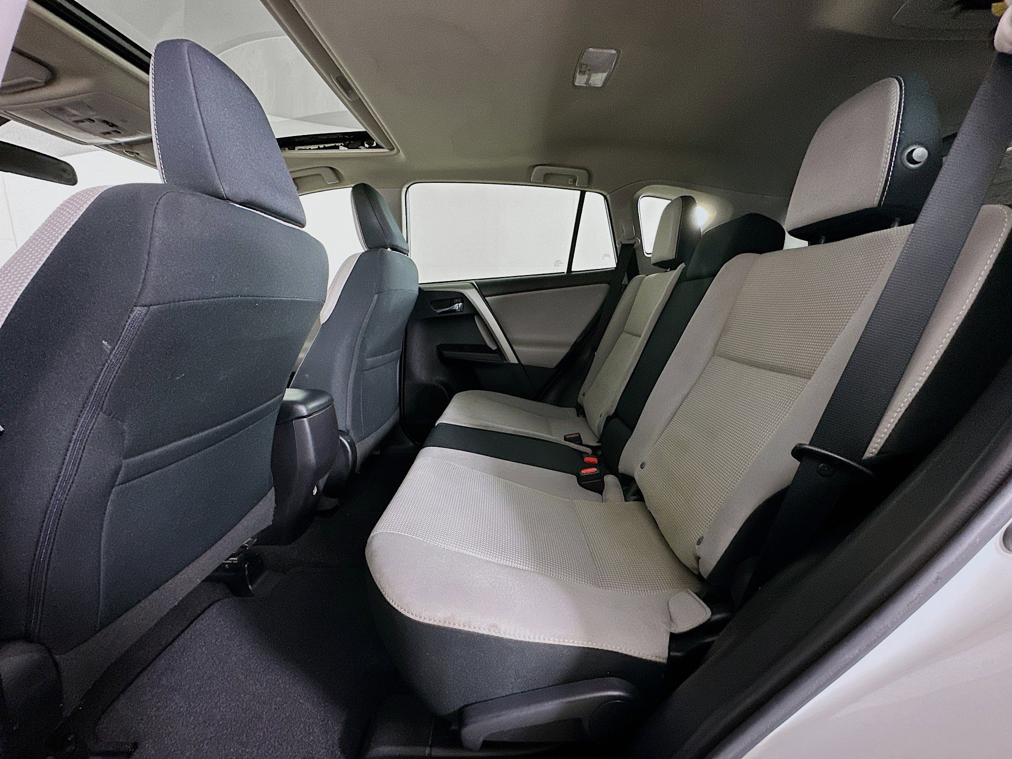 Used 2016 Toyota RAV4 XLE image 27