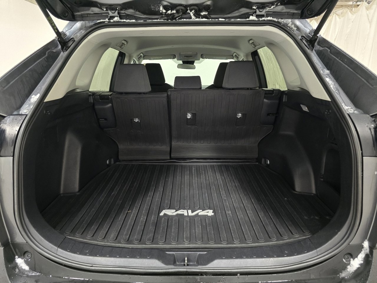 Used 2021 Toyota RAV4 XLE image 18