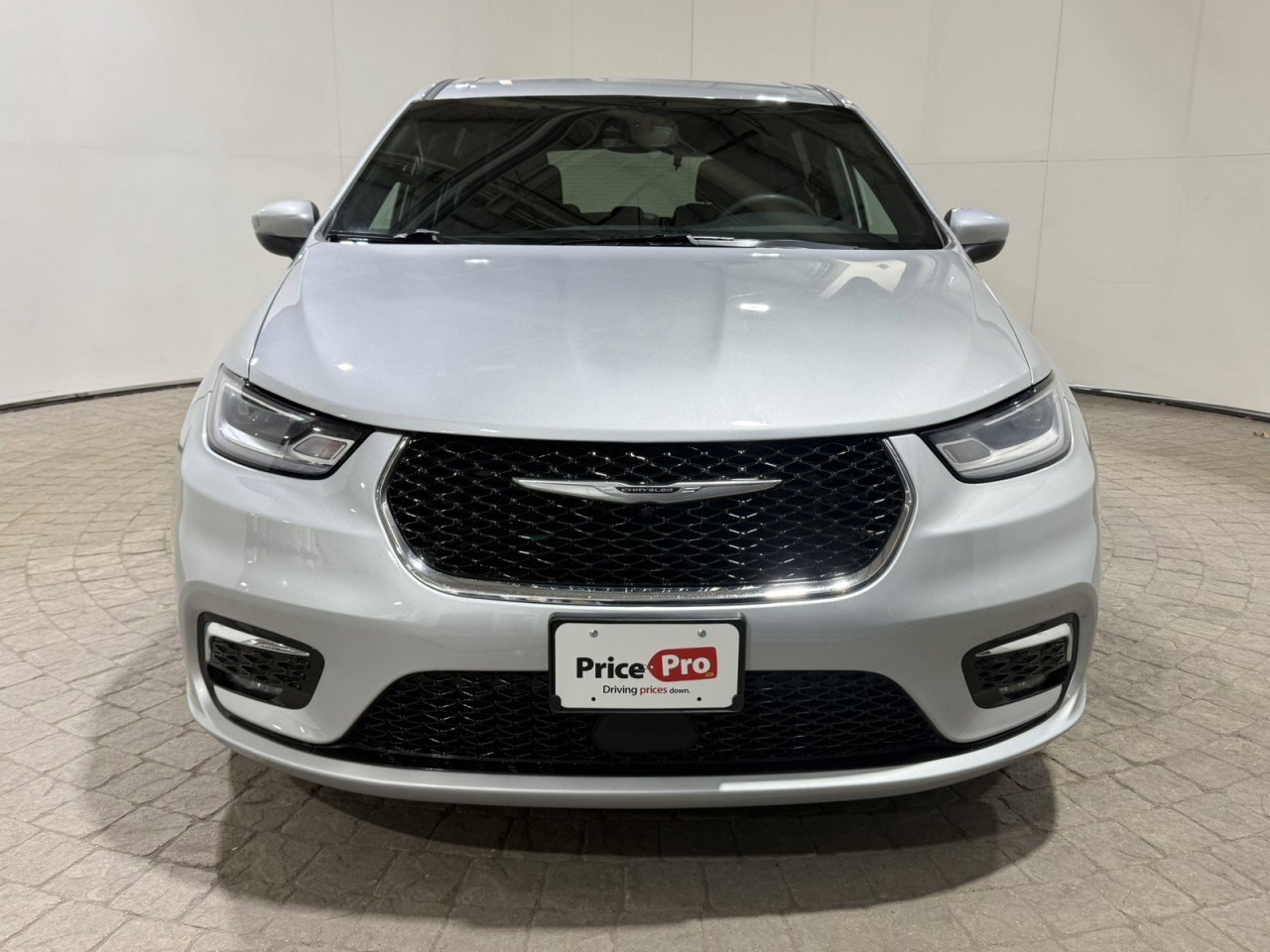 Used 2023 Chrysler Pacifica Touring image 2