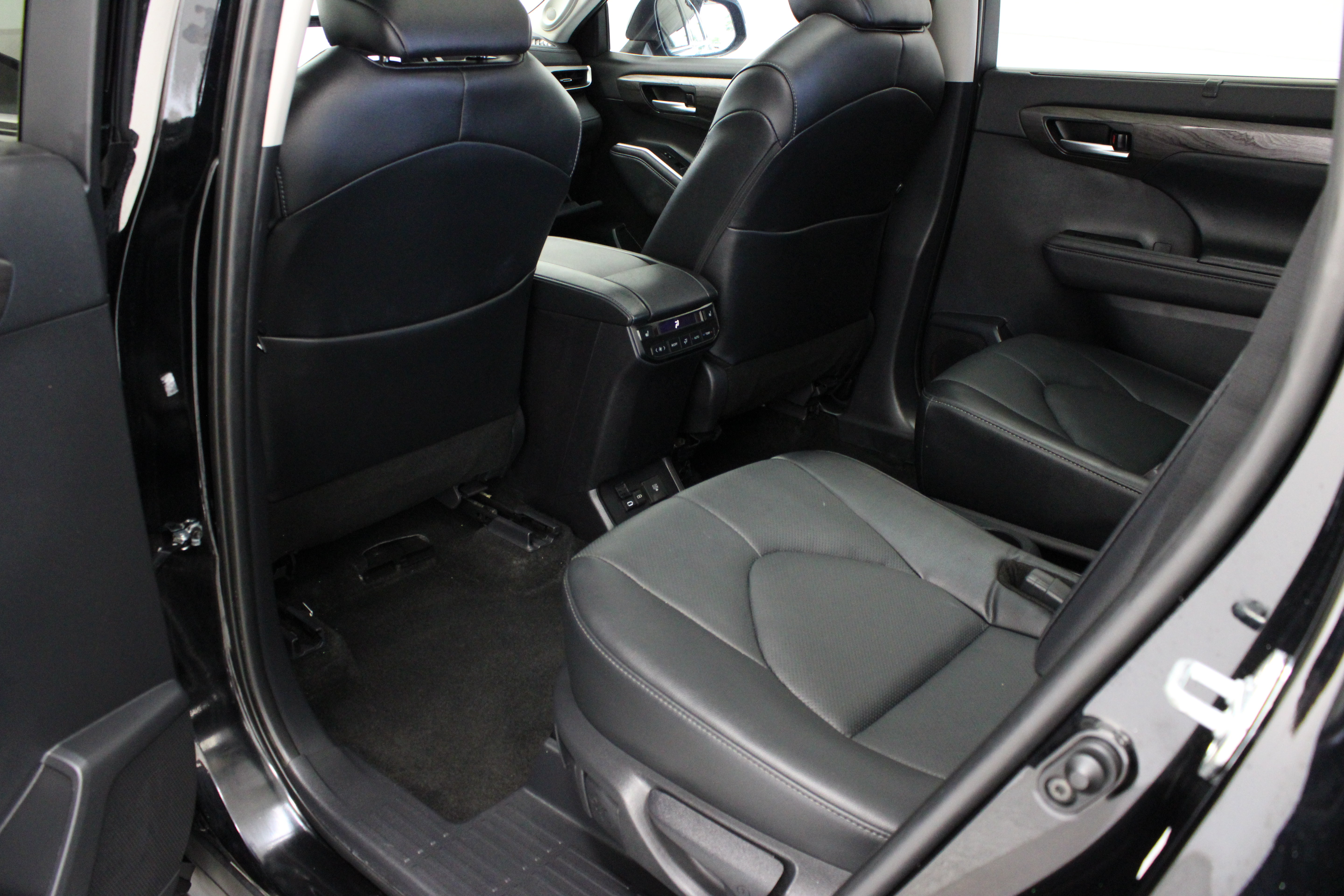 Used 2024 Toyota Highlander Platinum FWD image 29