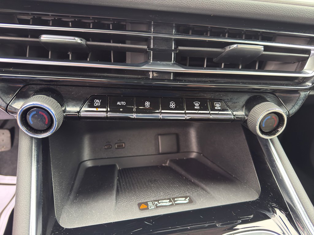 Used 2025 Chevrolet Traverse LT image 15