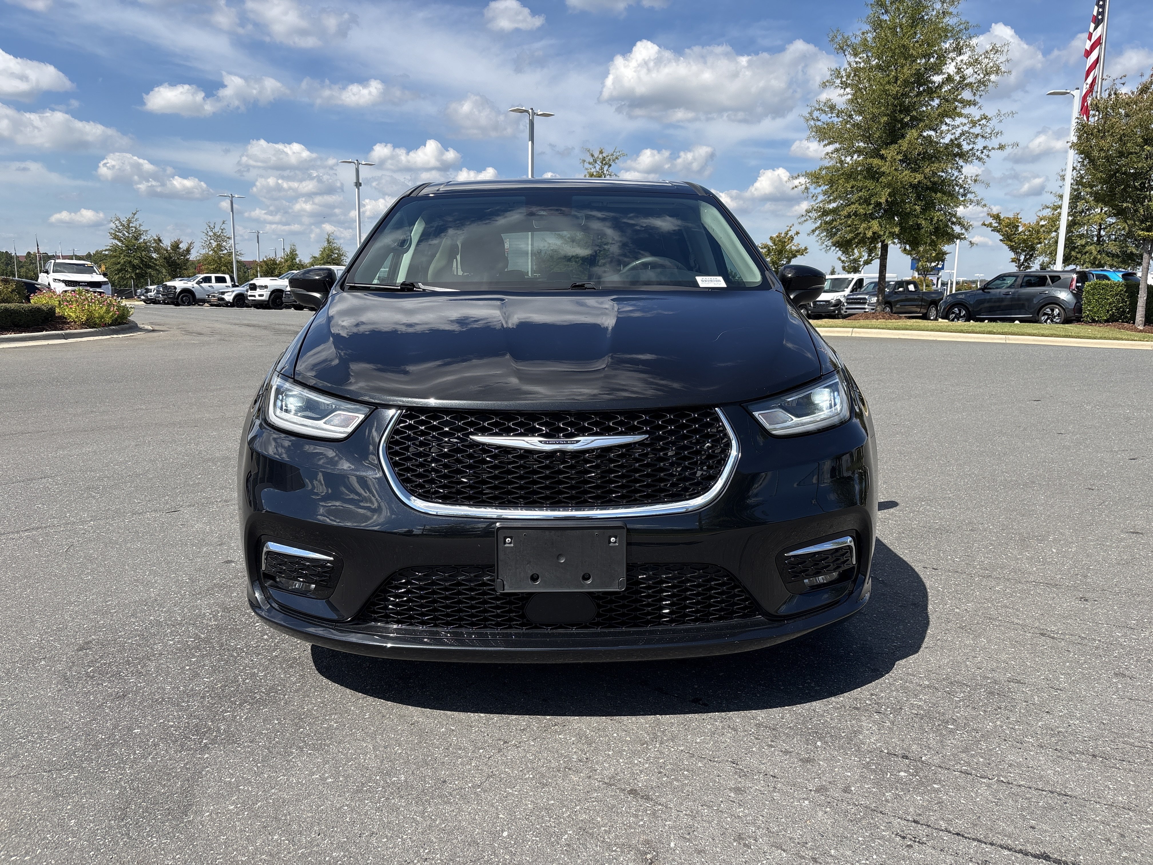 Used 2023 Chrysler Pacifica Touring-L FWD image 3