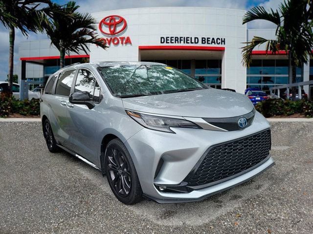 Used 2024 Toyota Sienna XSE FWD image 1