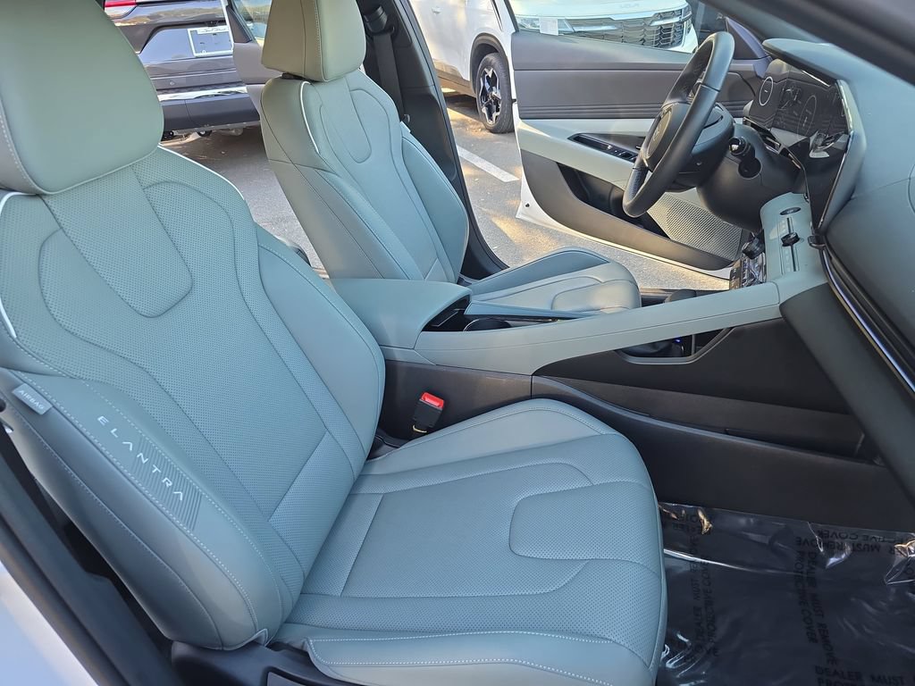 Used 2025 Hyundai Elantra Limited FWD image 10