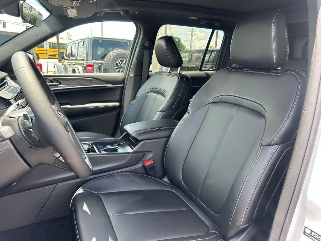 New 2026 Jeep Grand Cherokee Limited w/ Limited Altitude Package RWD image 30