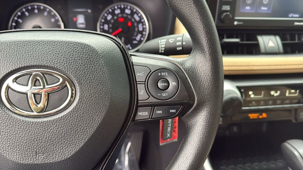 Used 2022 Toyota RAV4 LE image 24