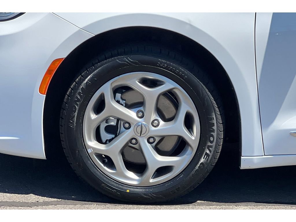 Used 2023 Chrysler Pacifica Limited image 30