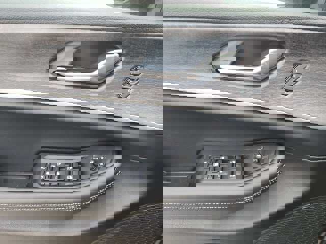 New 2025 Jeep Grand Cherokee Limited w/ Black Appearance Package image 19