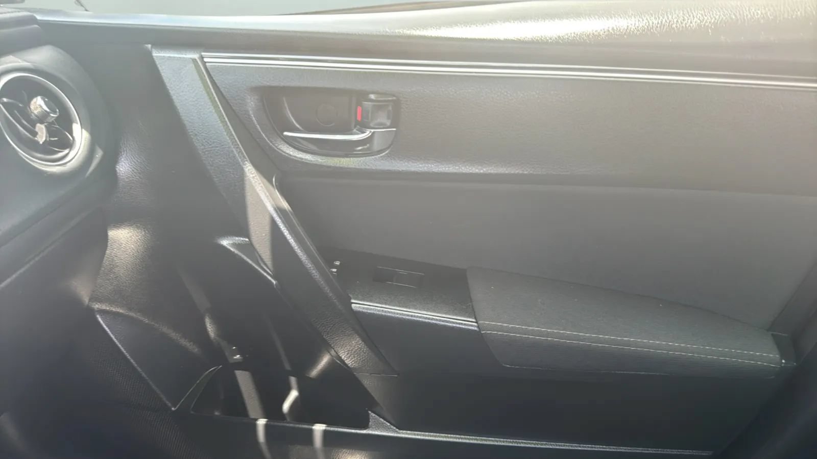 Used 2019 Toyota Corolla LE FWD image 41