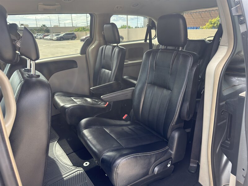 Used 2015 Chrysler Town & Country Touring FWD image 9
