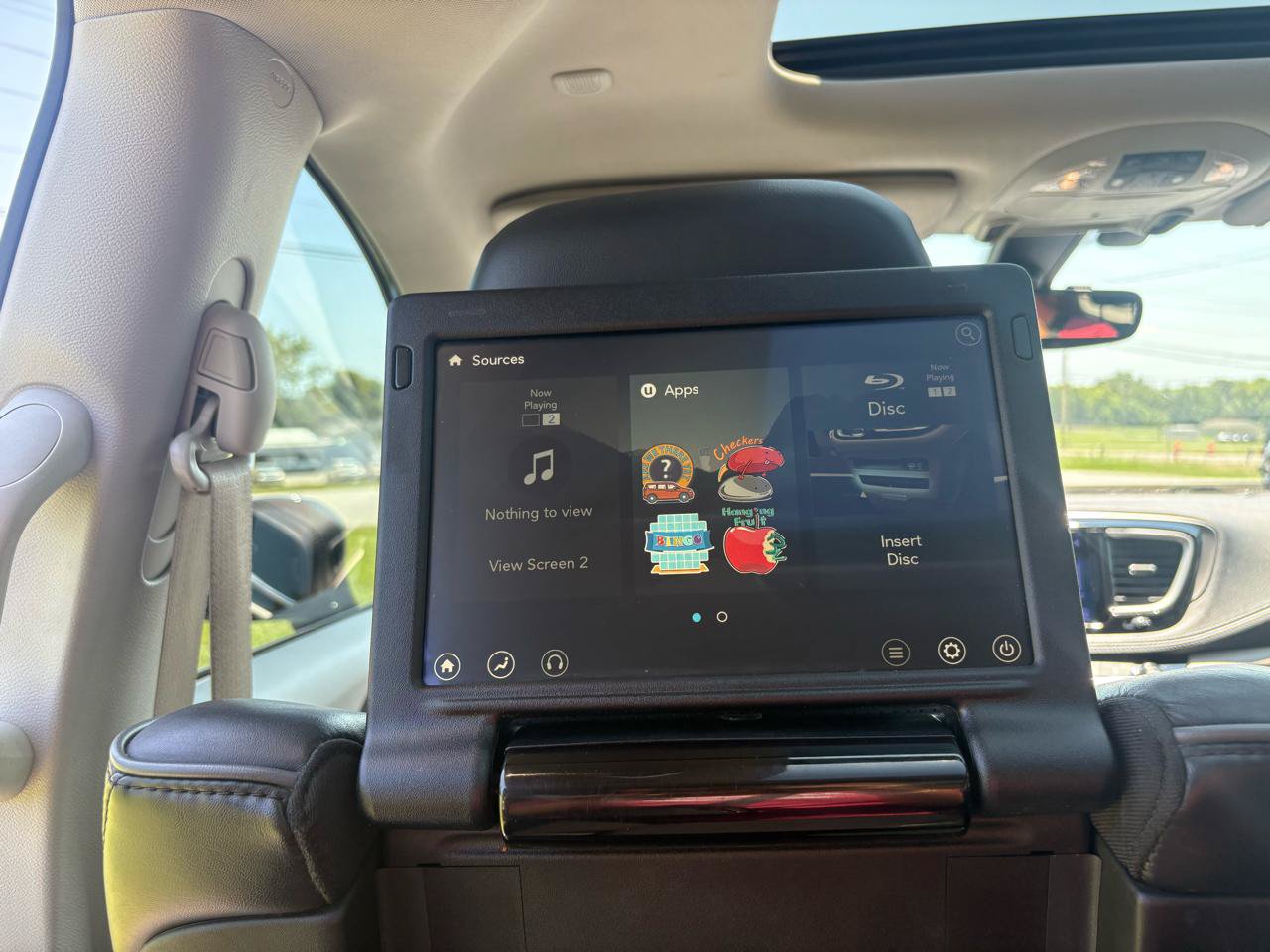 Used 2017 Chrysler Pacifica Limited w/ UConnect Theater Package FWD image 24