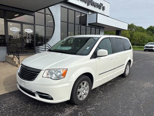 Used 2013 Chrysler Town & Country Touring FWD image 2