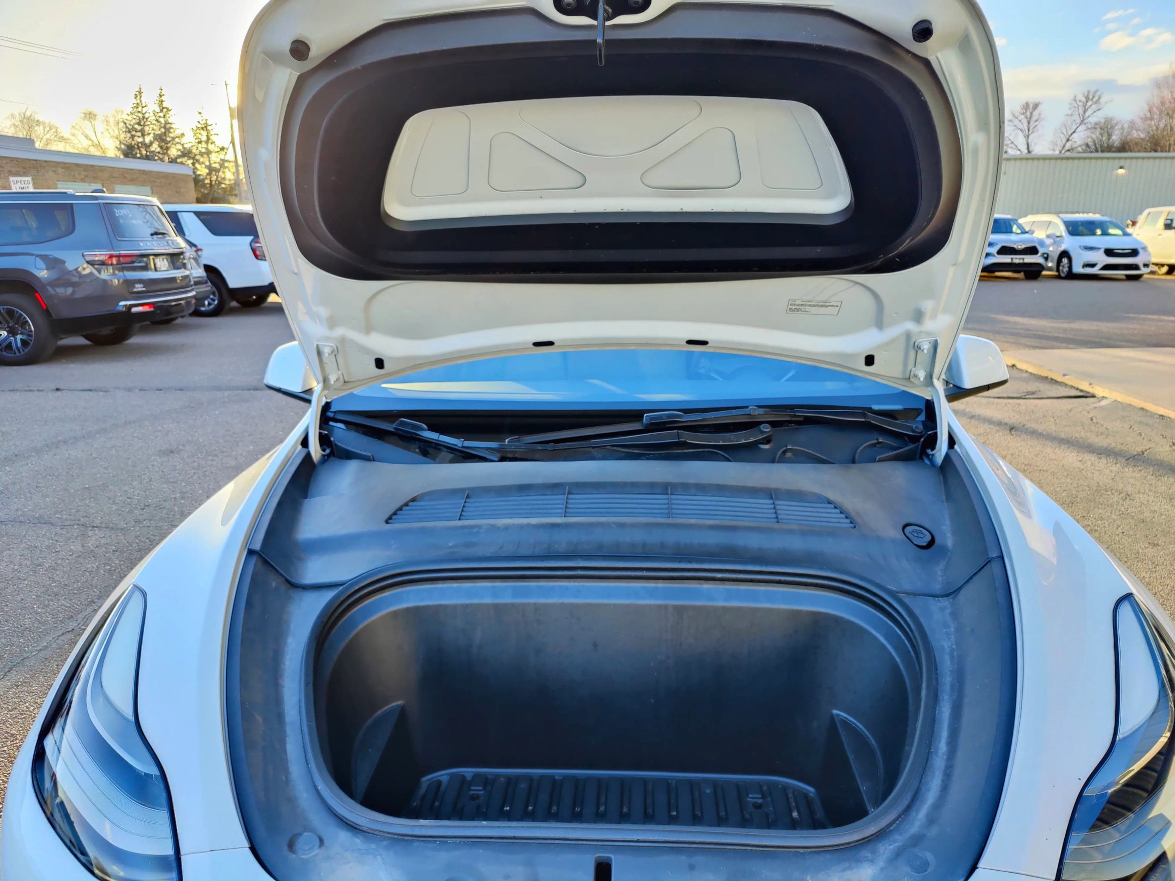 Used 2023 Tesla Model Y AWD image 4