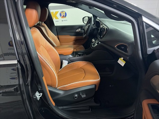 New 2026 Chrysler Pacifica Pinnacle image 16