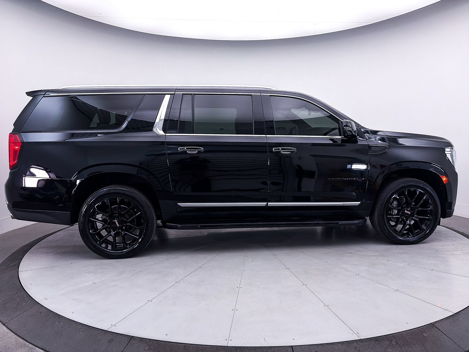Used 2023 GMC Yukon XL Denali AWD/4WD image 41