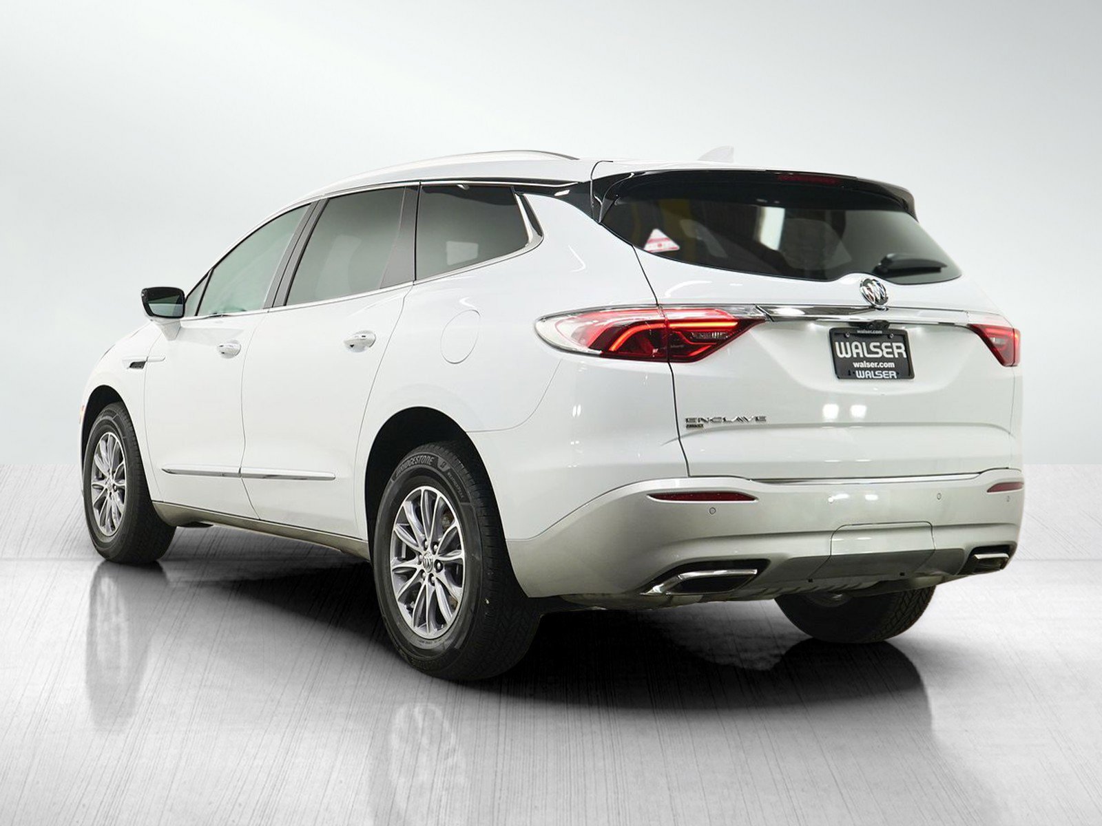 Used 2023 Buick Enclave Essence w/ Sound and Sites Package AWD/4WD image 3