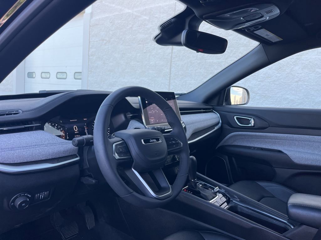 Used 2024 Jeep Compass Latitude image 9