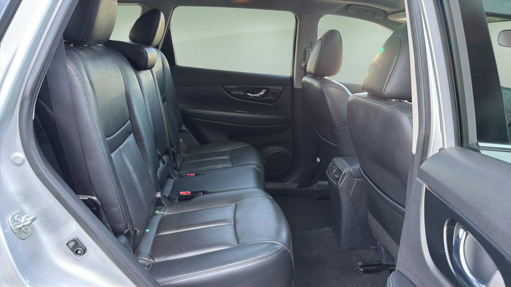 Used 2019 Nissan Rogue SL w/ Premium Package image 16