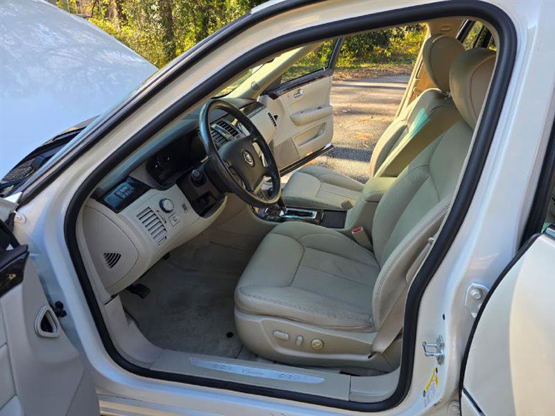 Used 2011 Cadillac DTS Luxury image 28