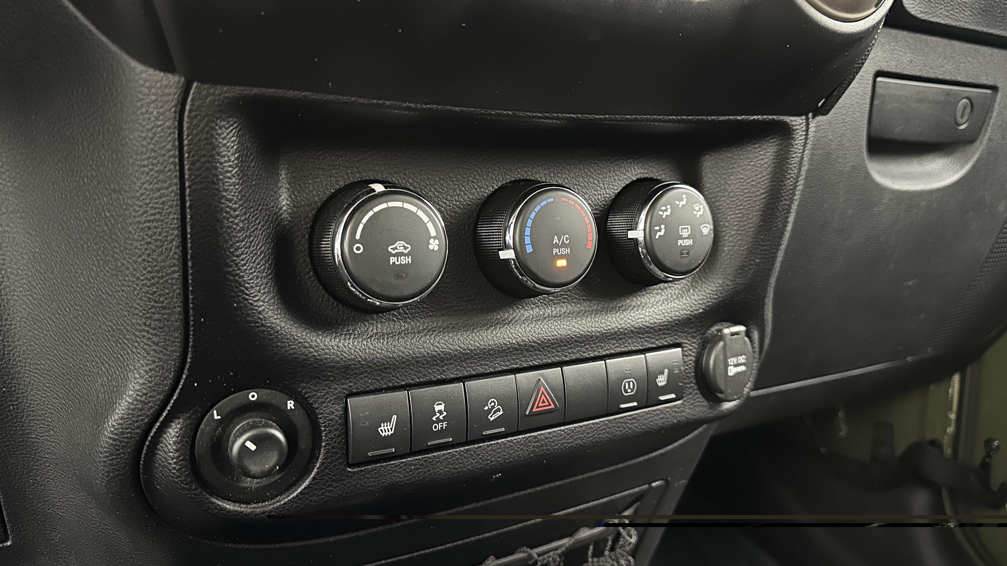 Used 2016 Jeep Wrangler Sahara AWD/4WD image 17
