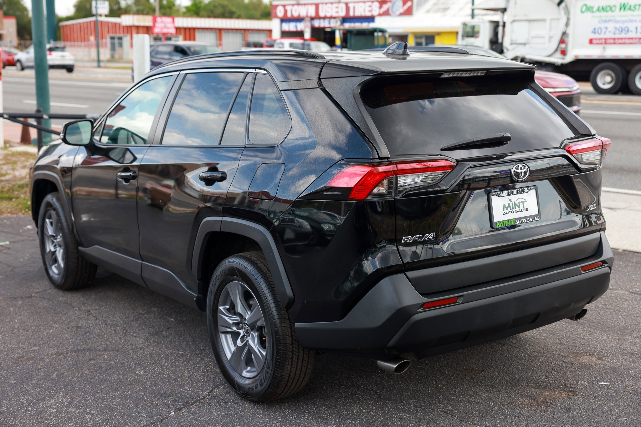 Used 2022 Toyota RAV4 XLE image 8