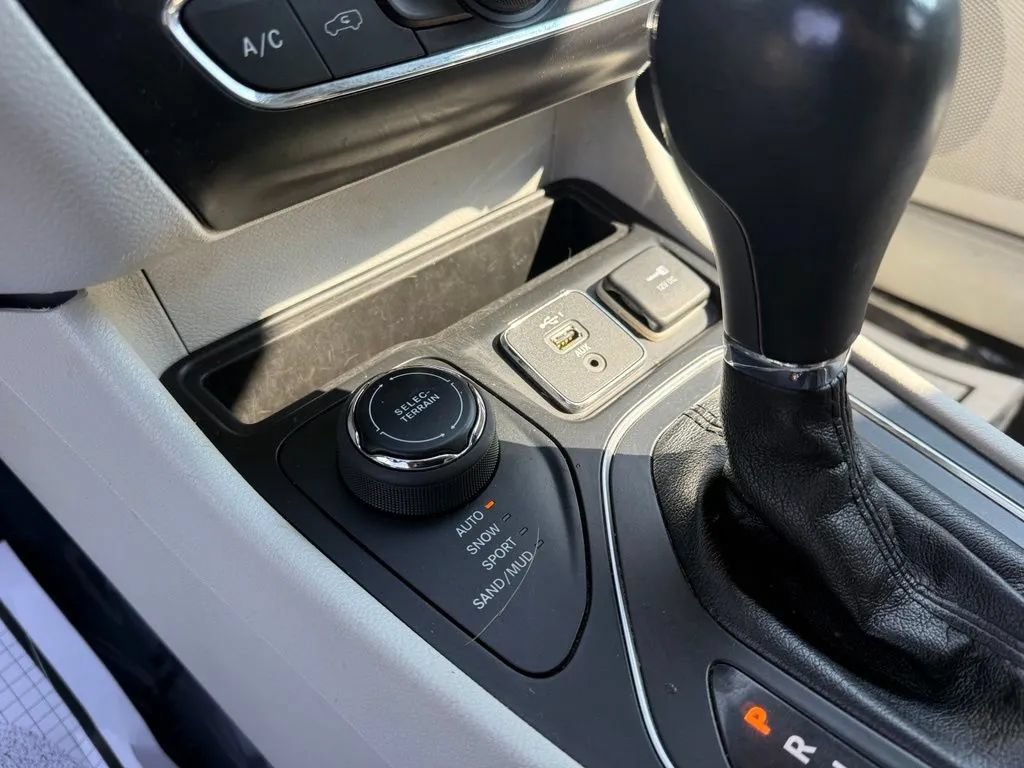Used 2020 Jeep Cherokee Latitude Plus AWD/4WD image 24