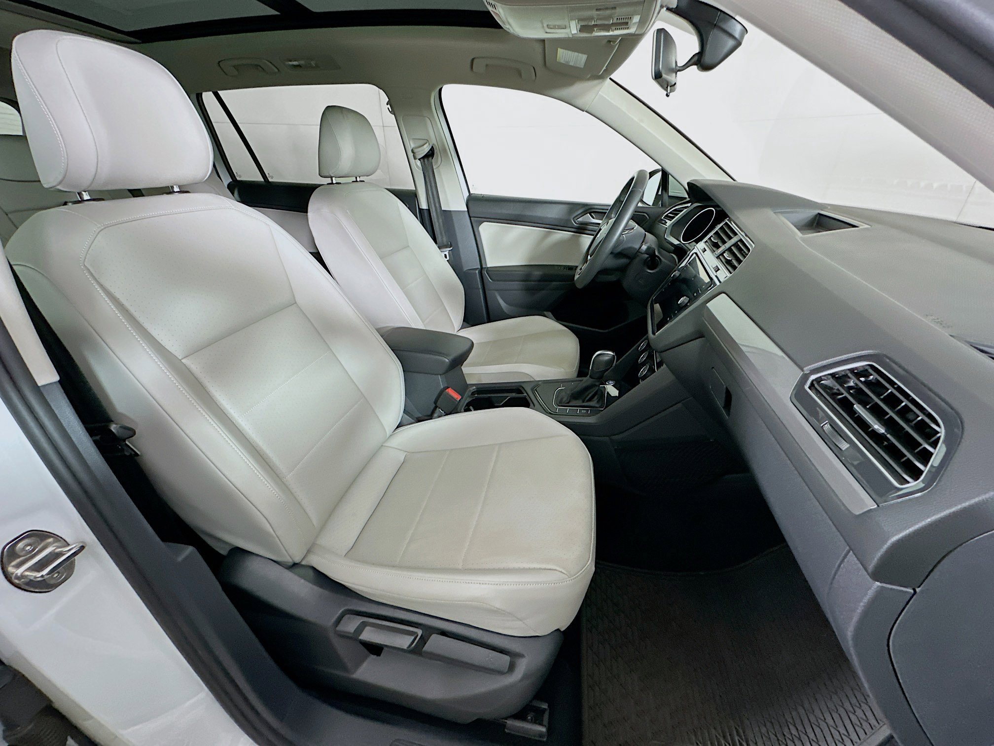 Used 2020 Volkswagen Tiguan SE w/ Panoramic Sunroof Package FWD image 30