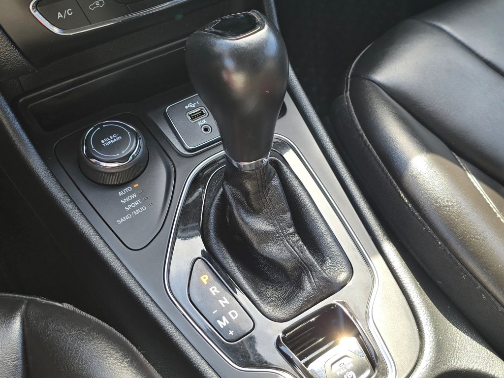 Used 2020 Jeep Cherokee Latitude Plus AWD/4WD image 13
