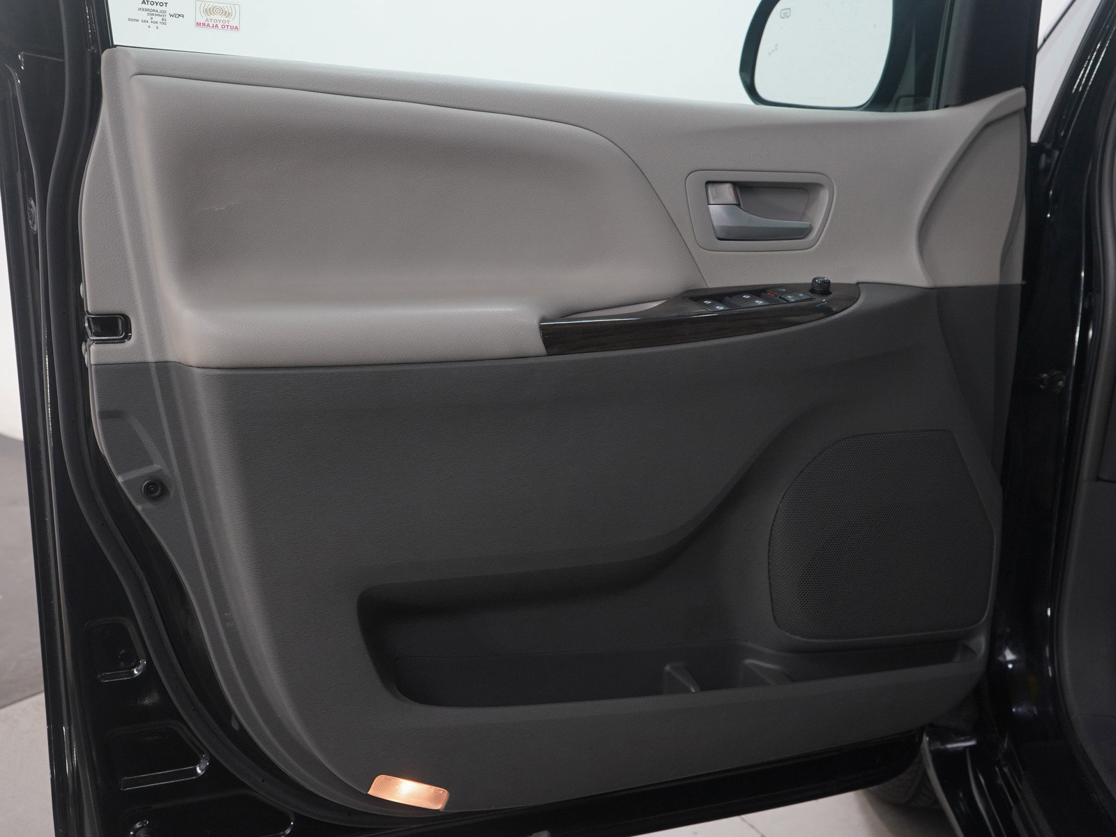 Used 2017 Toyota Sienna XLE image 22